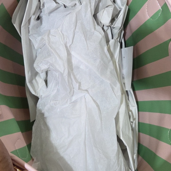 💕🔹️Juicy Couture 🔹️"Fun in the Sun Tote", pink strawberry print - Picture 4 of 6